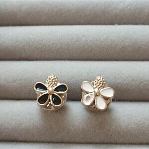 Black and white Five petal flowers brooch/pins